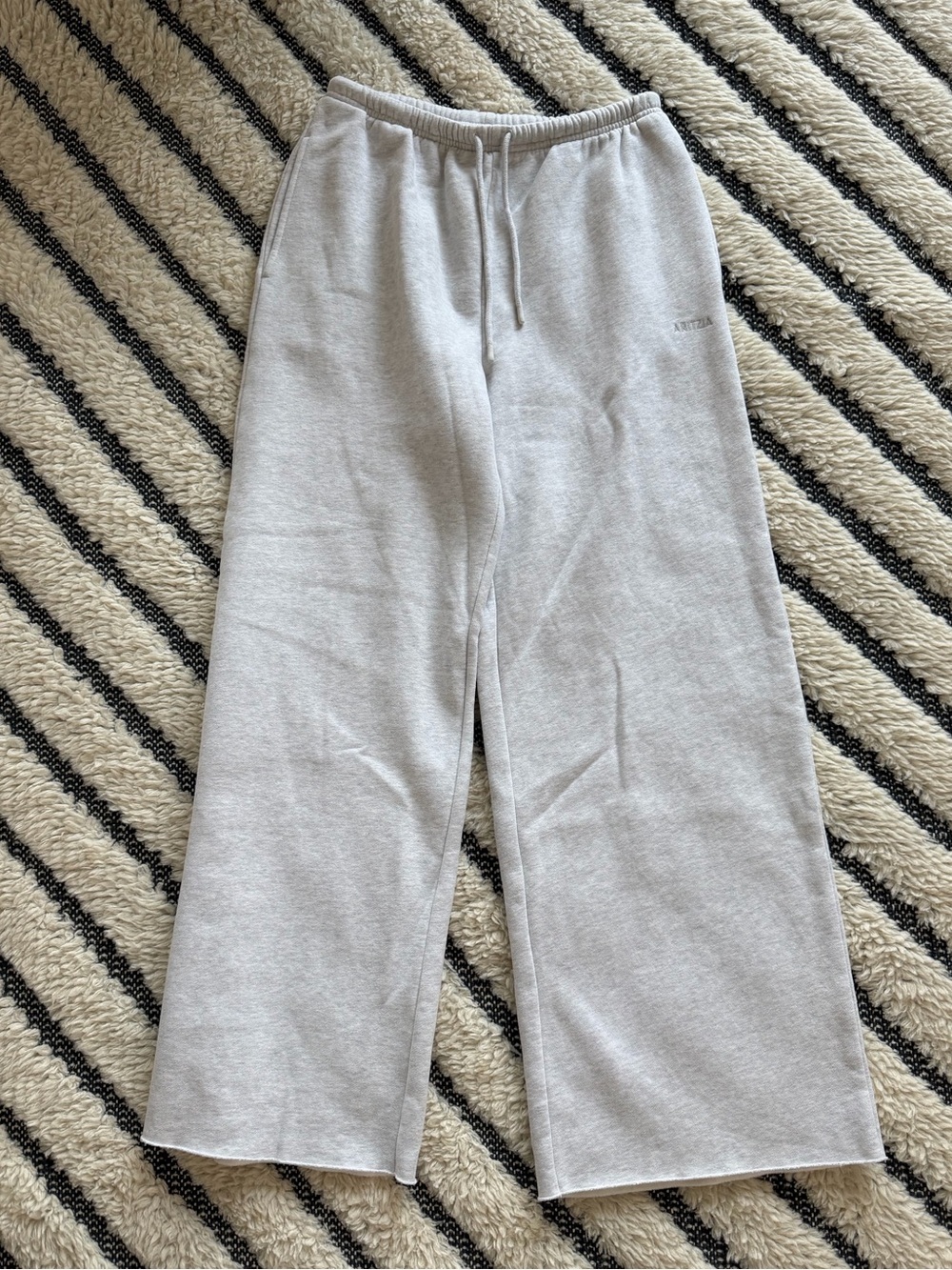 Aritzia Mega Flutter Sweatfleece Heather Cloud Size M NWT - Picture 1 of 7